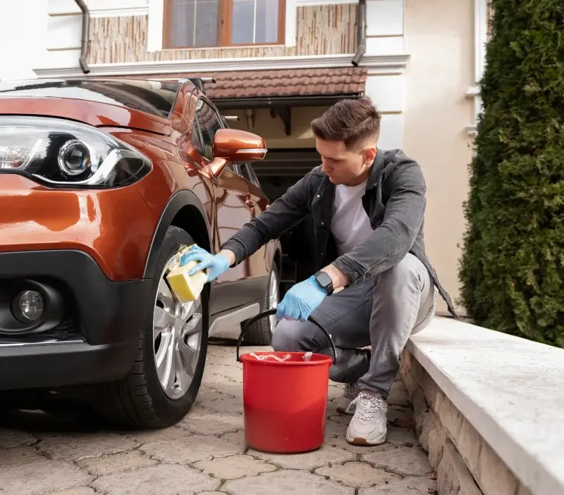 Lavage auto à domicile Beauregard-Vendon : professionnel intervenant sur un véhicule